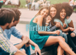 Zwei Männer flirten im Flirtkurs mit drei Frauen.