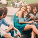 Zwei Männer flirten im Flirtkurs mit drei Frauen.