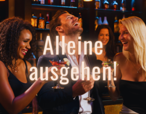 Gruppe von Menschen in Bar mit Getränken, fröhliche Stimmung – Alleine ausgehen.