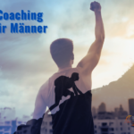 Mann macht Siegerpose beim Coaching für Männer.