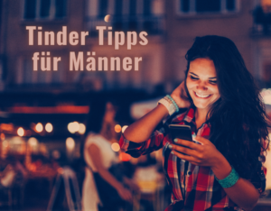 Tinder Tipps für Männer und eine hübsche Frau schaut lächelnd auf ihr Handy.