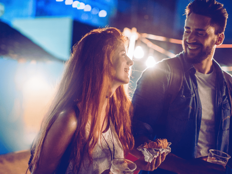 Mann erkennt Flirt-Signale von einer Frau und wendet erfolgreiche Körpersprache im Dating an.