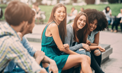 2 Männer flirten mit 3 Frauen auf einem Flirtkurs - Symbolbild für Flirtkurs-Termine.