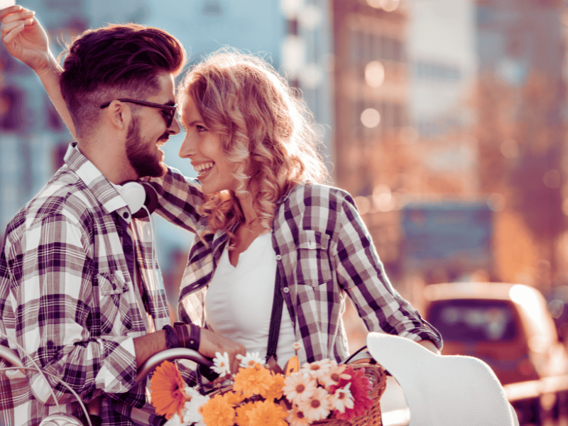Mann gegenüber einer Frau mit authentischem Lächeln für erfolgreiche Körpersprache Dating.