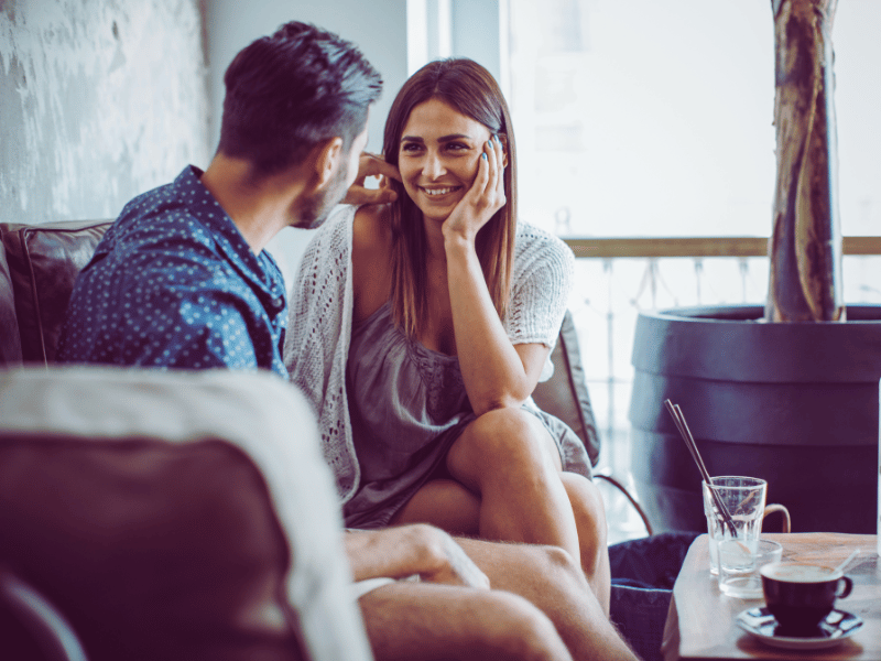 Mann hält selbstbewussten Augenkontakt für effektive Körpersprache im Dating.