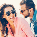 Mann und Frau lachen zusammen beim ersten frauen ansprechen erster satz und haben Spaß.