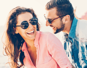 Mann und Frau lachen zusammen beim ersten frauen ansprechen erster satz und haben Spaß.