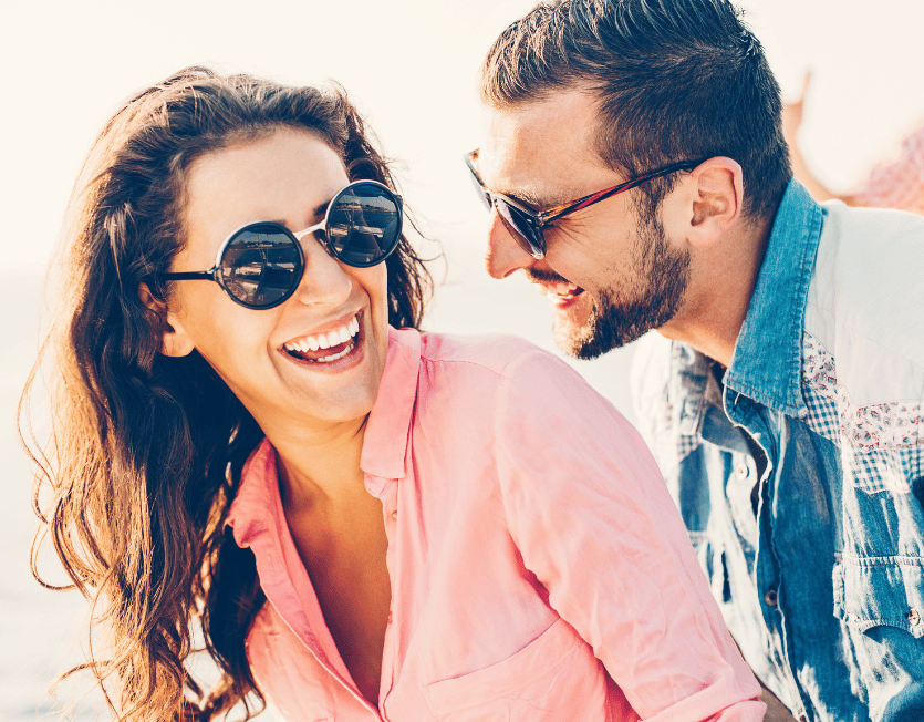Mann und Frau lachen zusammen beim ersten frauen ansprechen erster satz und haben Spaß.