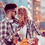 Attraktiver Mann über 30 flirtet selbstbewusst mit einer Frau – Symbolbild für Frauen kennenlernen ab 30.