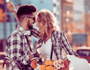 Attraktiver Mann über 30 flirtet selbstbewusst mit einer Frau – Symbolbild für Frauen kennenlernen ab 30.
