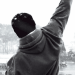 Rocky Balboa hebt die Hand vor der Statue – Why Do We Fall Video.