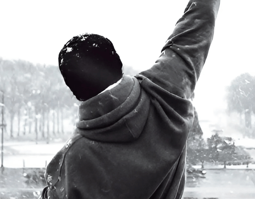 Rocky Balboa hebt die Hand vor der Statue – Why Do We Fall Video.