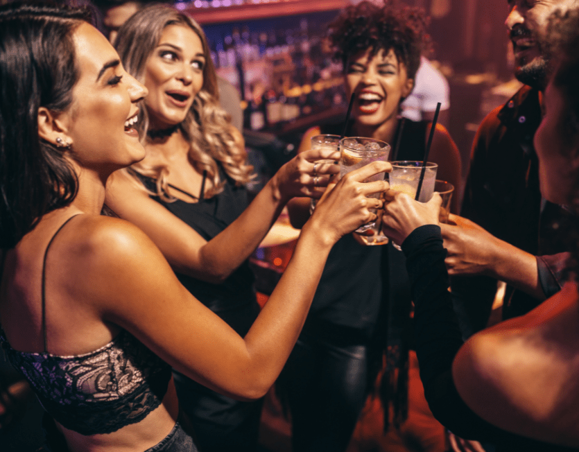 Disco Frauen – Freundinnen feiern gemeinsam im Club bei Drinks.
