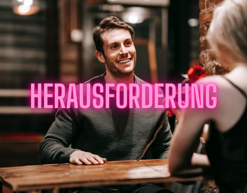 sexuelle Anziehung durch Herausforderung – Mann lächelt Frau beim Date im Restaurant an.