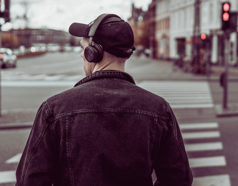 selbstverantwortung mann steht an straße mit kopfhörern und übernimmt bewusst kontrolle über sein leben.