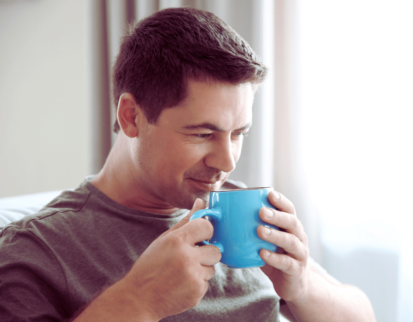 Bewusst leben – Mann genießt achtsam Kaffee und stärkt sein Selbstbewusstsein.