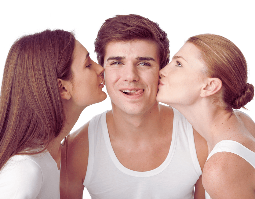 Mann wird gleichzeitig von zwei Frauen geküsst – Symbolbild für einen F-F-M-Dreier.