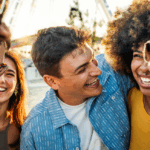 Social Circle aufbauen – Freundesgruppe lacht gemeinsam in der Stadt