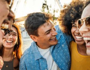 Social Circle aufbauen – Freundesgruppe lacht gemeinsam in der Stadt