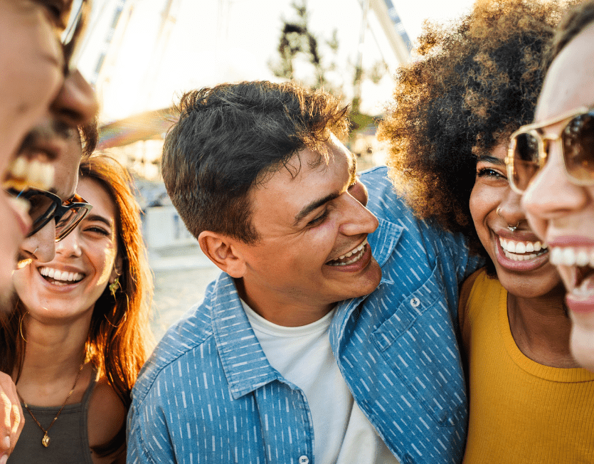 Social Circle aufbauen – Freundesgruppe lacht gemeinsam in der Stadt