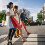 Selbstvertrauen im Dating aufbauen – Mann spricht Frauen auf der Straße an