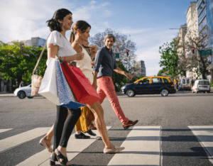Selbstvertrauen im Dating aufbauen – Mann spricht Frauen auf der Straße an